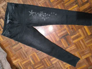 Pantalones pitillo negros con estrellas plateadas