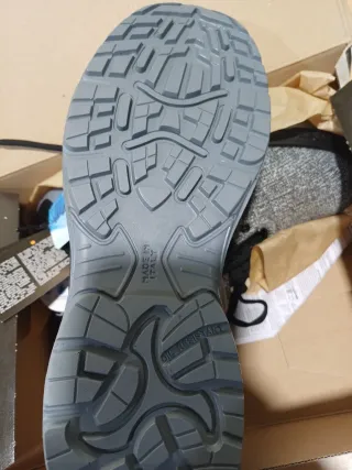 Zapatos de seguridad grises y negros