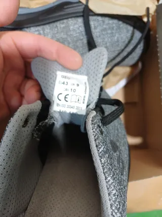 Zapatos de seguridad grises y negros