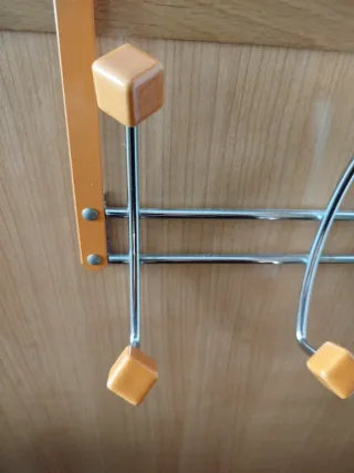 Colgador o perchero de puerta naranja y plateado