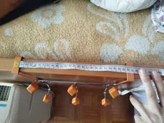 Colgador o perchero de puerta naranja y plateado