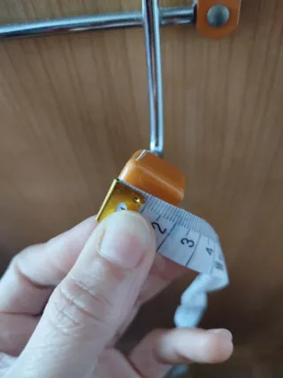 Colgador o perchero de puerta naranja y plateado