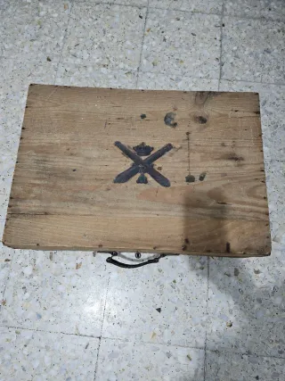 Maleta de Madera Antigua con Asa de Cuero