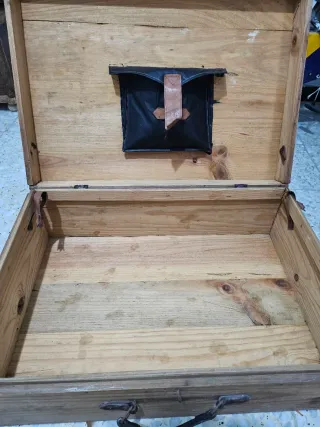 Maleta de Madera Antigua con Asa de Cuero