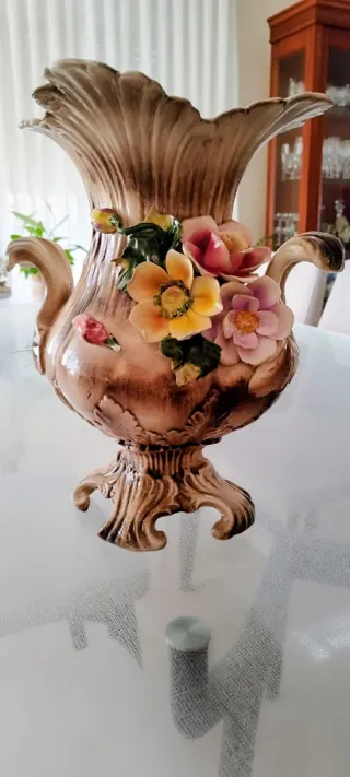 Jarrón de cerámica con flores