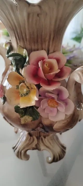 Jarrón de cerámica con flores