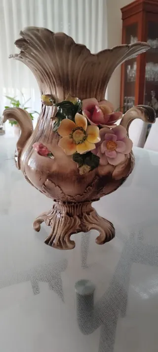 Jarrón de cerámica con flores