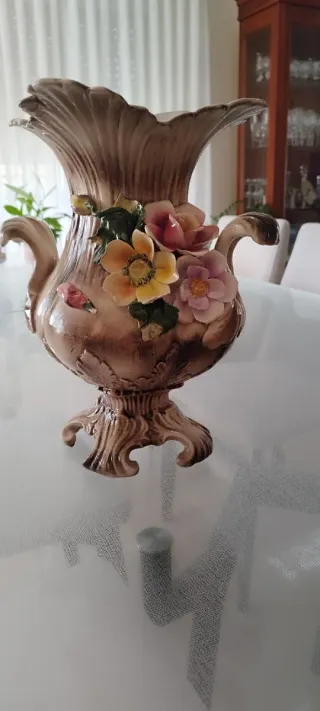 Jarrón de cerámica con flores