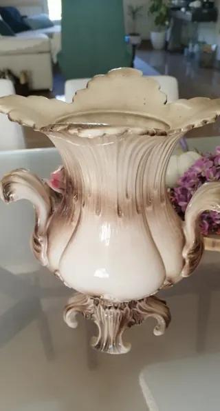 Jarrón de cerámica con flores