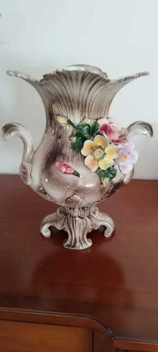 Jarrón de cerámica con flores