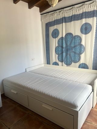 Cama IKEA con cajones + colchón – 90x200 aprox.