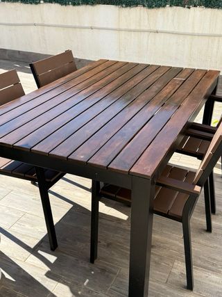 Mesa de terraza y 4 sillas de madera