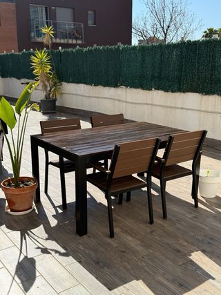 Mesa de terraza y 4 sillas de madera