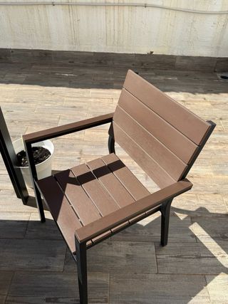 Mesa de terraza y 4 sillas de madera