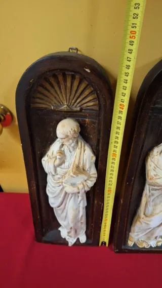 Pareja relieves religiosos escayola