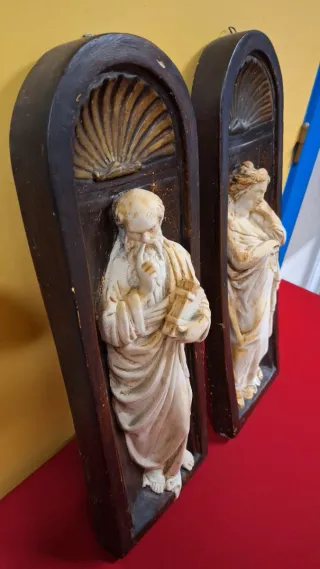 Pareja relieves religiosos escayola