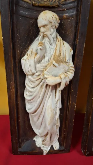 Pareja relieves religiosos escayola