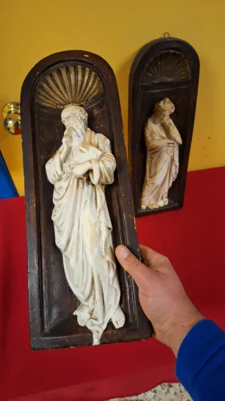 Pareja relieves religiosos escayola