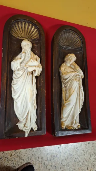 Pareja relieves religiosos escayola