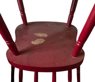 Silla de madera color burdeos