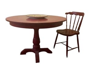 Silla de madera color burdeos