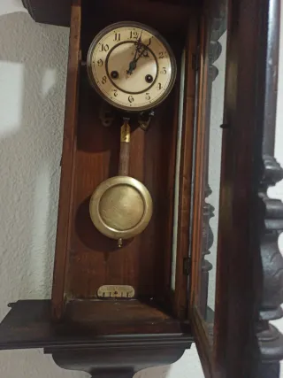 Reloj de pared de cuerda antiguo
