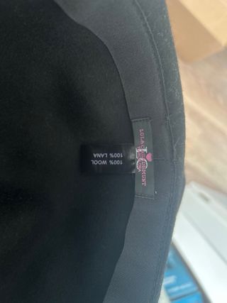 Sombrero negro con cadena