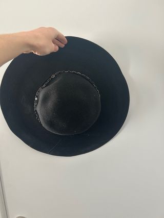 Sombrero negro con cadena