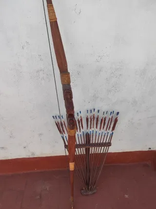 Arco e frecce di legno decorative