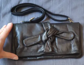 Bolso negro de piel con asa