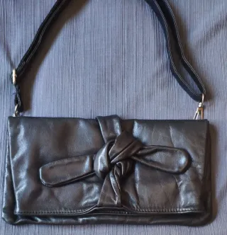 Bolso negro de piel con asa