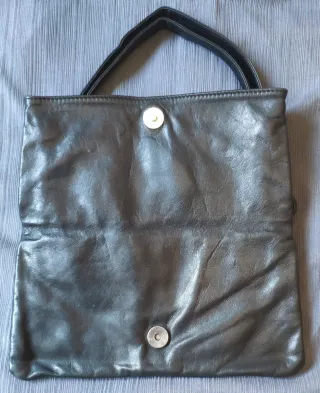 Bolso negro de piel con asa
