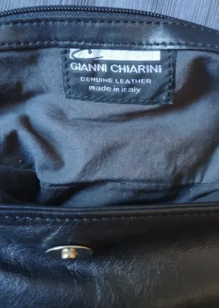 Bolso negro de piel con asa