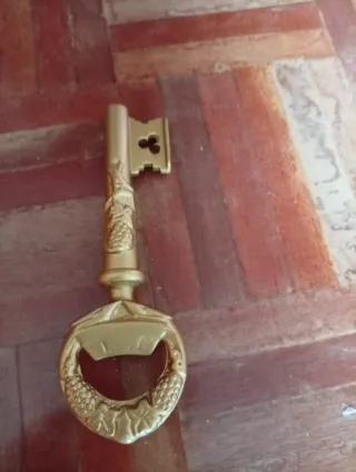 Llave decorativa dorada metal