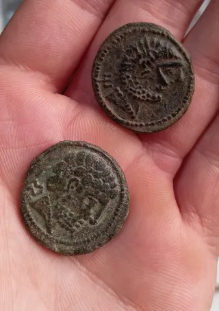 Monedas antiguas Titiakos y Beligiom