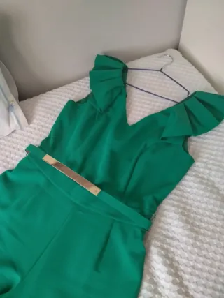 Mono verde mujer. Un uso.