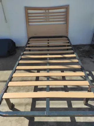 Somier y cabecero de madera y metal