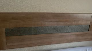 Cabecero de cama de madera y piedra