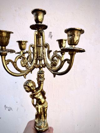 Pareja de candelabros dorados, 5 velas con figura