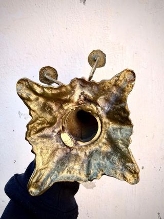 Pareja de candelabros dorados, 5 velas con figura