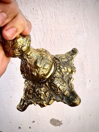 Pareja de candelabros dorados, 5 velas con figura