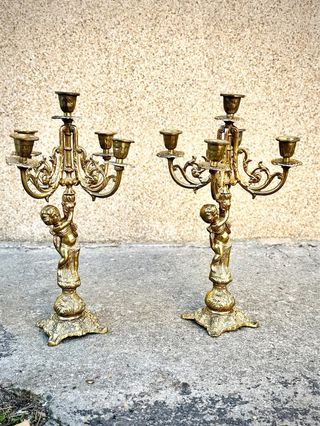 Pareja de candelabros dorados, 5 velas con figura