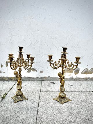 Pareja de candelabros dorados, 5 velas con figura
