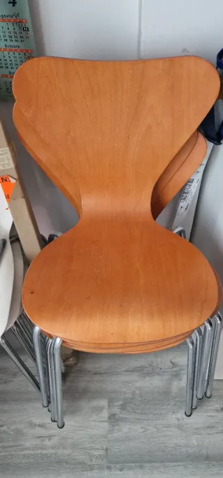 Sillas de madera y metal apilables Son 5 sillas