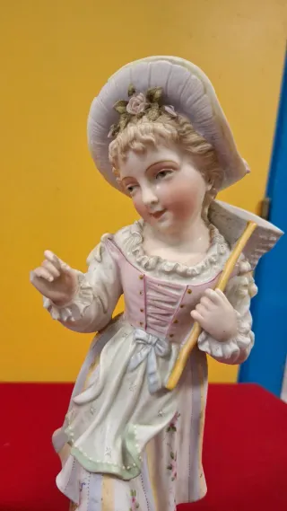 Figuras de porcelana de niños