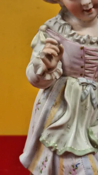 Figuras de porcelana de niños