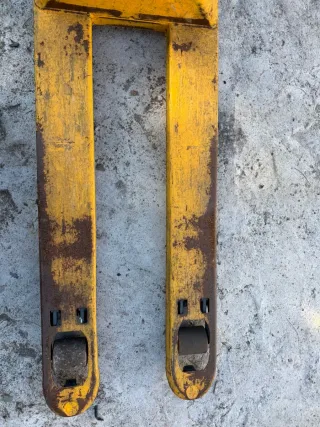 Transpaleta manual amarilla