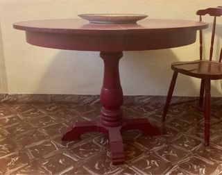 Mesa redonda de madera lacada tono granate