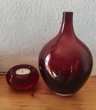 Jarrón y portavelas de cristal rojo