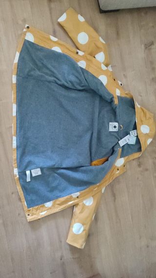 Chubasquero amarillo con lunares blancos. T 15-16